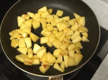 step2: 蘋果去皮切丁。平底鍋燒熱後加入牛油、蘋果丁、檸檬汁和砂糖。煮至焦糖色即可，放涼備用。