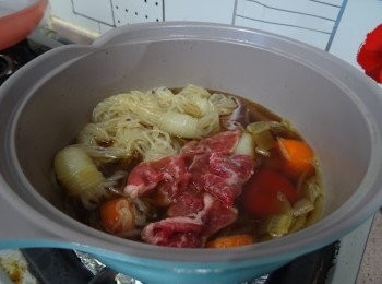 step4: 然後加入肥牛片煮至九成熟便完成。