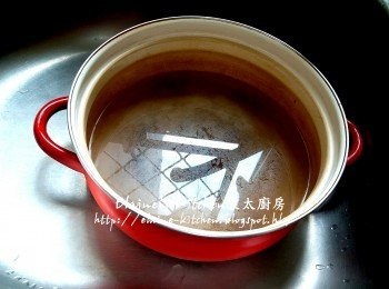 step10: 煲瘦肉的瘦肉水留起 , 之前用8杯水煲完瘦肉的瘦肉水只餘4杯水左右