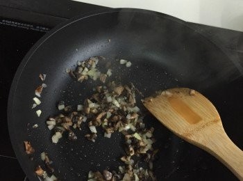 step11: 製作湯汁，用洋蔥，橄欖油起鑊，加入啡蘑菇粒，炒三至五分鐘。加入半匙麵粉，炒勻。備用的豬腩湯先隔油，然後倒入鑊中慢慢煮滾，煮至收水杰身。用隔篩過濾一次，隔去渣滓。最後熄火拌入牛油。