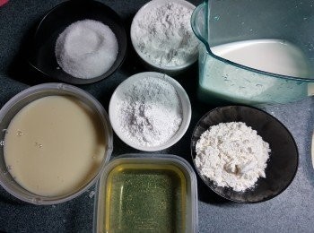 step7: 再做冰皮,準備好冰皮材料 :糯米粉20g  ,粘米粉  20g ,低筋麵粉  10g ,白砂糖  15g ,牛奶  70ml ,煉奶  2湯匙 ,菜油  2湯匙