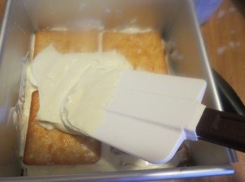 step6: 用保鲜纸包好。冷藏4小时以上，取出。 脱模后上面撒上巧克力粉就美美 了！！