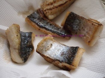 step2: 熱鍋下油1大茶匙, 輕放魚塊 , 先煎皮約1分鐘至金黄, 反轉煎肉約1分鐘至魚熟 (魚肉開始有鬆散便是熟)