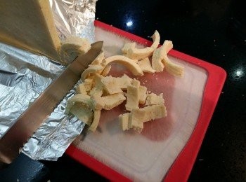 step6: 烤好的法式糖片也適合沾上巧克力,獲得雙重享受。先將巧克力切碎。