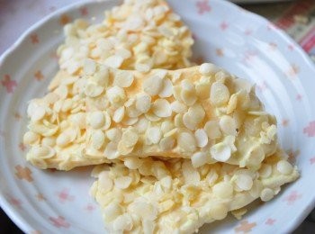 step5: 再小心快速的將兩面沾裹杏仁碎片