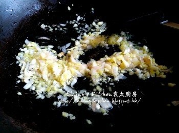 step5: 鑊中爆香蒜粒 , 乾蔥粒及薑粒 , 加入臘腸粒拌炒數分鐘至有香味後