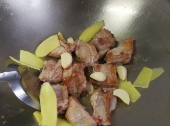 step3: 落油將一字骨煎至兩面金黃色後放入薑片及蒜頭炒至焦香