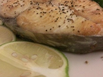 step1: 先把魚洗淨，用衛生紙擦乾，在土魠魚上抹上少許塩巴，是防止魚會沾鍋，在鍋中倒入橄欖油，放入魚煎，注意大火轉至中火再小火，【澎湖野生水產的產品皆通過政府檢驗及SGS認證，讓大家吃得更安心， 更是五星級飯店主廚指定<span class="group_1">食材</span>，讓大家有實惠價格輕鬆吃到頂級<span class="group_1">食材</span>。 】