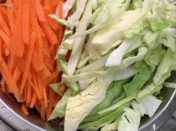 step1: 將西芹、甘荀、椰菜、乾蔥和火腿切幼絲，米粉用暖水浸數小時，瀝水備用