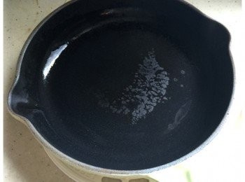 step2: 離火後，將煎pan放在濕毛巾上略略降溫。