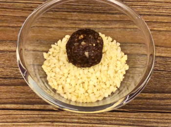 step4: 最後沾上不同的裝飾材料，如：花生碎