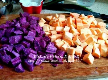 step2: 期間將芋頭 , 黃蕃薯 , 紫蕃薯分別去皮切粒 , 將浸20分鐘的眉豆倒去水份瀝乾