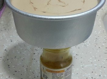 step11: 冷藏至少四至五小時可脫模

首先以物件（細過活動模的）承起活動模，預備熱毛巾