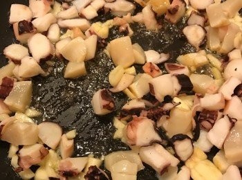 step3: 然後加入其他配料, 最後落一小片牛油炒香, 加鹽及檸檬汁.