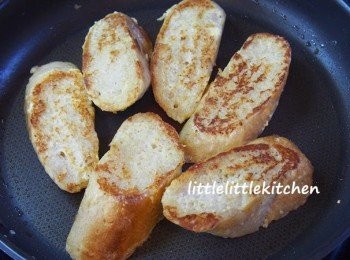 step2: 用牛油煎至金黃色，吃時淋上糖漿，伴以香蕉同吃