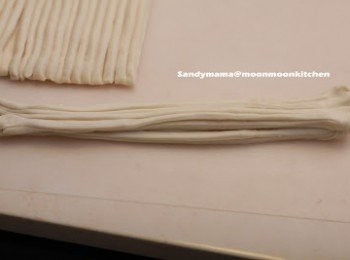 step2: 7.分成5條一份，把兩份麵糰叠上，握實頭尾，用手輕輕拉長，扭動麵條繞2圈，捲成花成，埋口。