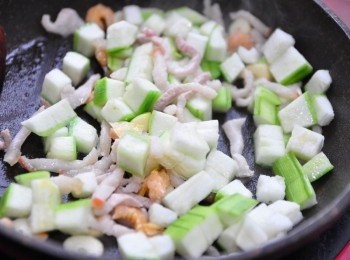 step4: 接著再將蒜片、蝦米爆香，放入肉絲拌炒，再放入絲瓜丁一起烹煮