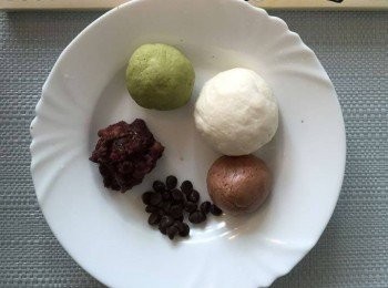 step2: 原味粉團，糯米粉及糖拌勻，加入1份粿粹先搓揉，再加入約20毫升冷水及菜油後搓揉成不黏手的光滑粉團。
綠茶粉團及朱古力粉團，跟以上做法完成。