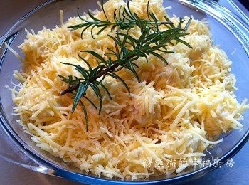 step3: 牛奶丶忌廉芝士放入㷛內，小火略煮至溶解后倒入酸忌廉(Sour Cream) 一起再攪伴均勻,離火慢慢倒在薯仔面層，