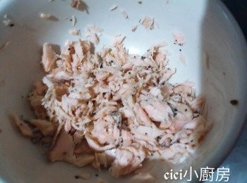 step3: 三文魚隔水蒸約10分鐘後，取出，用叉弄碎，備用。