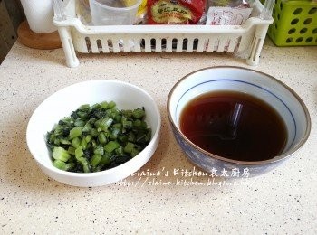 step3: 燒紅鑊 (不落油) , 加入雪菜粒及少許糖拌勻炒至雪菜乾身盛起 , 所有<span class="group_2">調味料</span>放入碗內拌勻