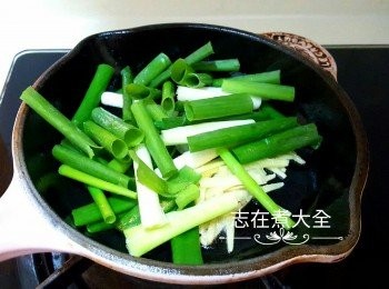 step2: 燒熱鍋，加入適量油份，炒香薑絲，再加入三星蔥段