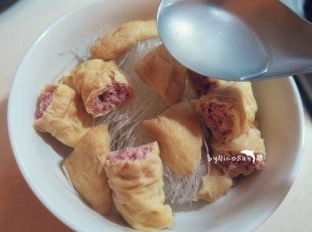 step8: 擺好冬粉所有<span class="group_2">配料</span>.淋上高湯