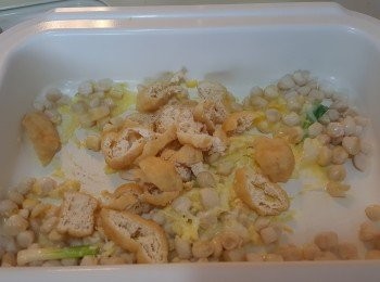 step3: 將雞蛋及豆腐卜加入炒勻。