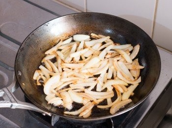 step7: 維持開中火，下洋蔥兜炒約 5 分鐘至軟身、呈金黃色。