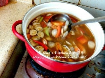 step7: 拌一拌勻材料用中火煲滾後 , 蓋上蓋繼續用中火煮15分鐘