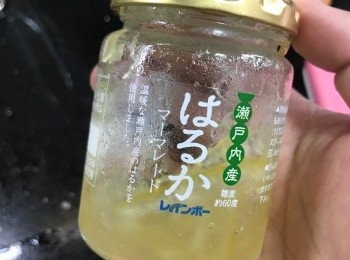 step3: 加牛奶，檸檬皮，檸檬汁及檸檬蜜糖至蛋糊中，攪拌至完全均勻