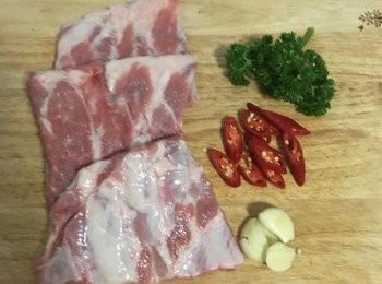 step1: 肋排洗淨瀝乾，延著骨頭切成一根一根的，蒜頭壓成蒜泥，辣椒斜切，巴西里葉切碎。