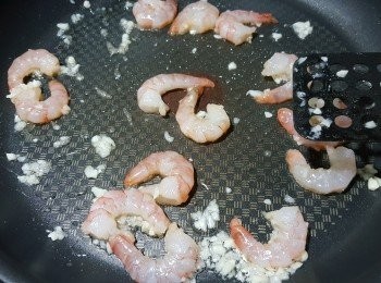 step3: 再落蝦仁炒勻