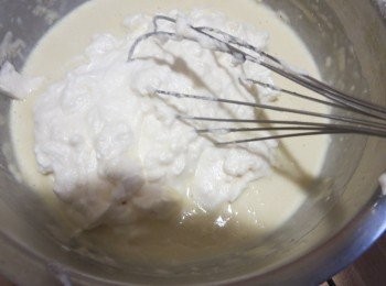 step6: 加入打發好的<span class="group_1">食材</span>C拌匀。Drop the whipped egg white onto the batter in dollops and fold in with a spatula until just incorporated.