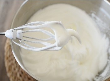 step1: 先用電動打蛋器打發蛋白，至有氣泡，再加入糖，繼續打發至堅挺