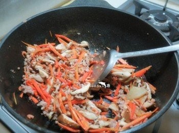 step4: 少許油.蝦米香菇爆香再放入紅蘿蔔 從鍋邊淋上醬油煸炒