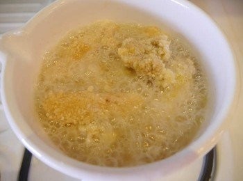 step4: *將油鍋再度加熱，將炸好的肉塊再次進行高溫油炸，約30秒~