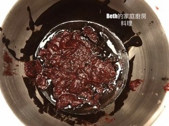 step3: 將 1 用攪拌器或果汁機打碎，加入 2 拌勻