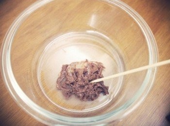 step9: 微波至融化即可!!! 然後用牙籤在蘋果臉上畫上表情~~