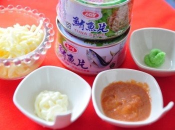 step2: 備料二:愛之味鮪魚片罐頭、乳酪絲、沙拉、明太子醬、芥茉醬