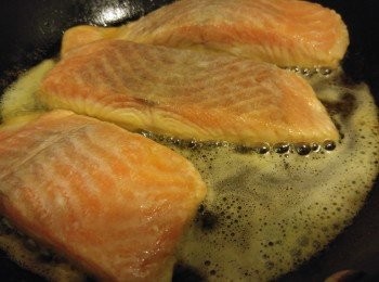 step1: 先將三文魚洗淨索乾水落<span class="group_2">醃料</span>生粉臨煎時落。