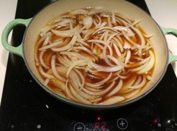 step2: 先用油爆香洋蔥後加入<span class="group_2">洋蔥牛肉汁</span>,之後火力調較最細火蓋蓋煮十分鐘。(如打開蓋洋蔥汁水份太少,可加少許熱水攪混。)