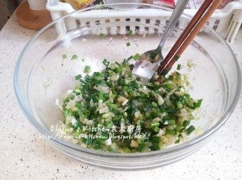 step5: 倒入大碗內加入蔥粒攪拌5分鐘至混合成蔥油醬備用