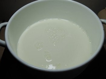 step2: 鮮奶入鍋中加熱