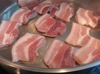 step6: 用少少油略煎豬腩。