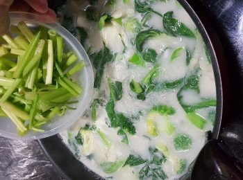 step15: 最後才放中國芹菜煮多一分鐘取香味