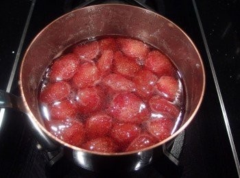 step6: 隔天早上再次將果醬煮滾,(同時準備消毒好的空瓶備用)將草莓先撈起放入空瓶裡(每個空瓶,放入約1/2瓶的草莓果粒)。