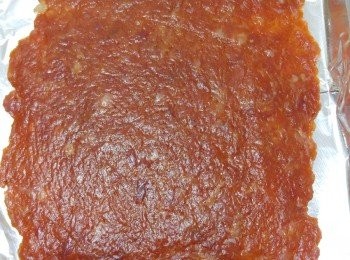 step2: 在錫紙或烘焙紙上放上豬肉泥，面蓋上保鲜袋，用手或麵棒压平，大約0.3~O.5cm高。