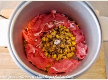 step3: 在白米飯上鋪上豬肉片與玉米粒，並灑上些許鹽與黑胡椒粒。