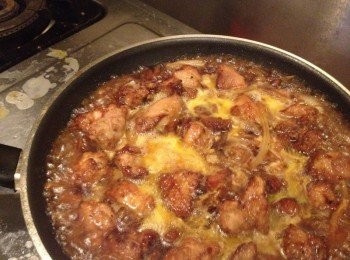 step4: 淋上蛋液再稍微滾一下就可以起鍋，盛上飯放上雞肉塊在把將之淋上，就完成了一道快速美味的親子丼囉